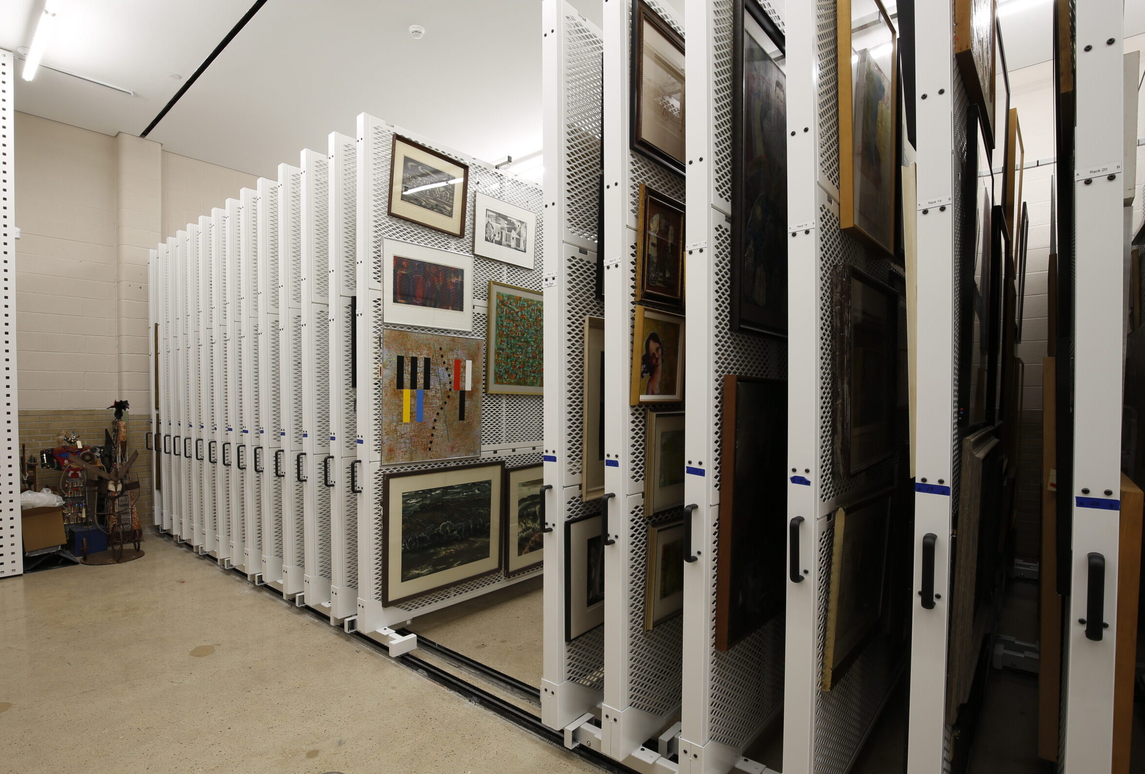 Lateral Art Rack